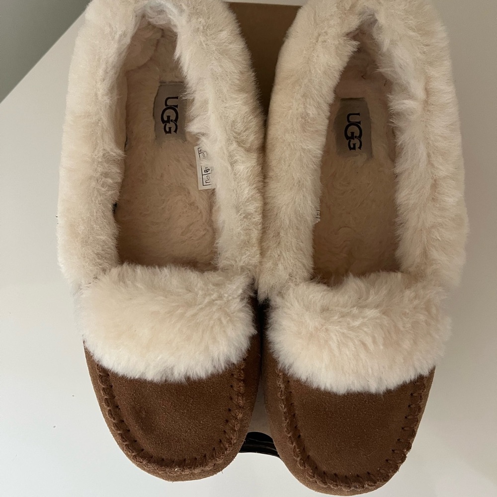 UGG Women's Sheepskin Slippers - Chestnut